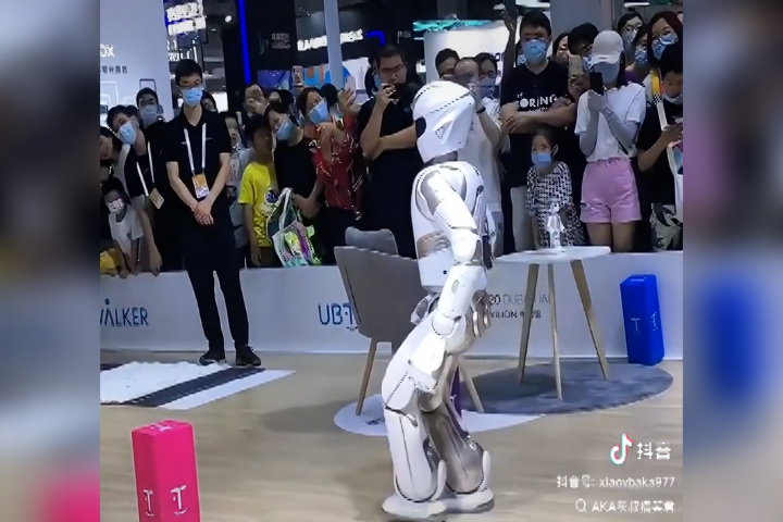 Những lần robot 'vấp cỏ' trước mặt quan khách