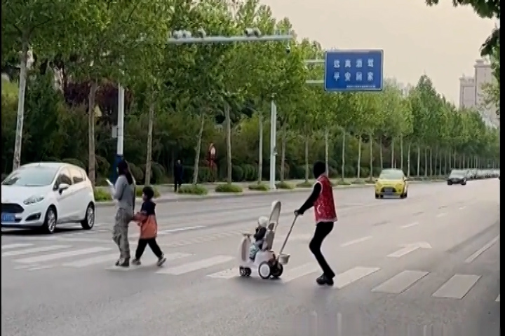Robot hình người đẩy xe em bé qua đường ở Trung Quốc