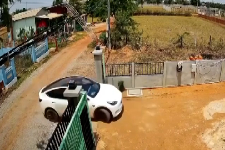 Tài xế ôtô loay hoay 'rời chuồng'