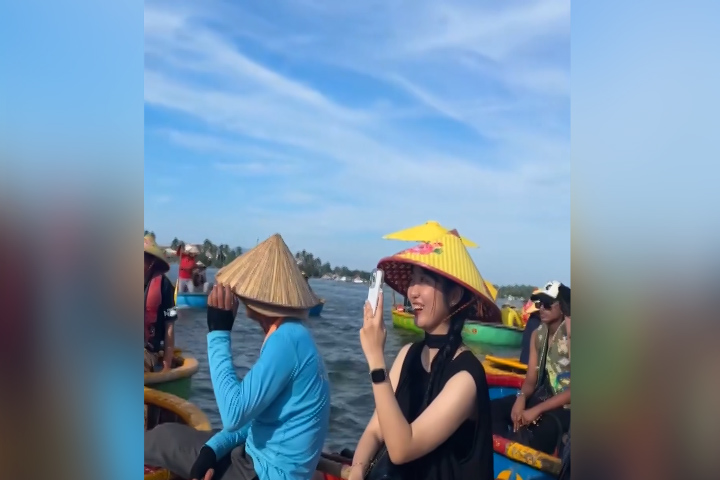 Du khách Hàn Quốc được nghe Kpop phiên bản 'live band' giữa sông nước